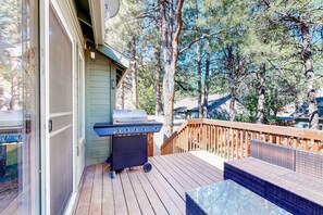 Terrace/patio - Adventurer's retreat with PS5, modern kitchen, private patio, & desert views (Flagstaff)
