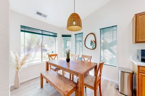 Dining - Adventurer's retreat with PS5, modern kitchen, private patio, & desert views (Flagstaff)