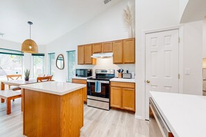 Fridge, microwave, oven, stovetop - Adventurer's retreat with PS5, modern kitchen, private patio, & desert views (Flagstaff)