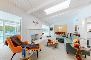 Smart TV, fireplace, DVD player - Mid-century Alexander home in Vista Las Palmas w/pool & mountain views (Palm Springs)