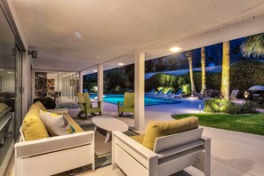 Terrace/patio - Mid-century Alexander home in Vista Las Palmas w/pool & mountain views (Palm Springs)