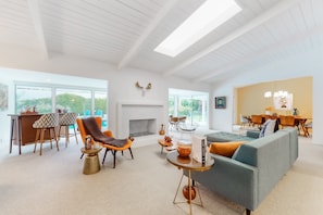 Smart TV, fireplace, DVD player - Mid-century Alexander home in Vista Las Palmas w/pool & mountain views (Palm Springs)