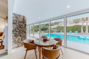 A heated pool - Mid-century Alexander home in Vista Las Palmas w/pool & mountain views (Palm Springs)