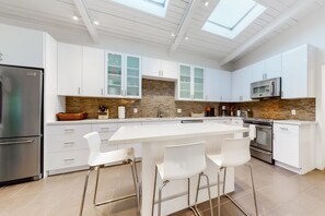 Fridge, microwave, oven, stovetop - Mid-century Alexander home in Vista Las Palmas w/pool & mountain views (Palm Springs)