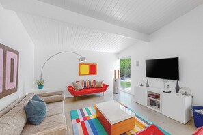 Smart TV, DVD player - Sophisticated & modern home w/private gas grill, heated outdoor pool, large lawn (Palm Springs)