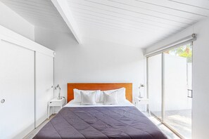 3 bedrooms, iron/ironing board, free WiFi, bed sheets - Sophisticated & modern home w/private gas grill, heated outdoor pool, large lawn (Palm Springs)