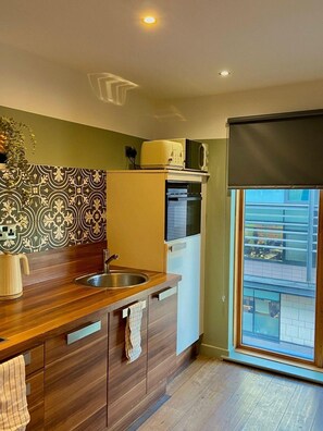 Luokittelematon kuva, 3 kautta 8, painike