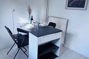 Dining - Accommodation - Communay guest house. (Communay)