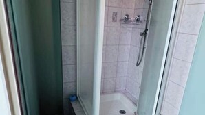 تجهيزات دش، مناشف، صابون، شامبو
