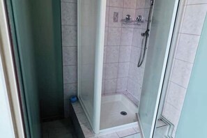 Bathroom - Accommodation - Communay guest house. (Communay)