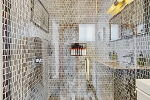 Douche, sèche-cheveux, serviettes fournies