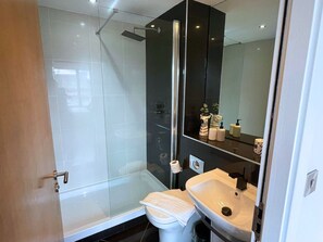 Hair dryer, towels - Stay Angels @ Blonk Street ~ Large/Luxury 2 bed (Sheffield City Centre)