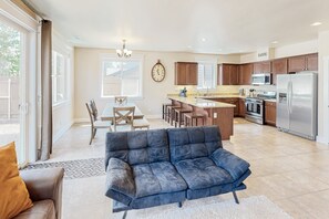 Smart TV, fireplace, DVD player, books - Stylish all-season home with dog-friendly yard, patio, central AC & washer/dryer (Flagstaff)