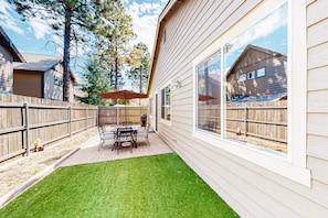 Outdoor dining - Stylish all-season home with dog-friendly yard, patio, central AC & washer/dryer (Flagstaff)