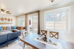 Dining - Stylish all-season home with dog-friendly yard, patio, central AC & washer/dryer (Flagstaff)
