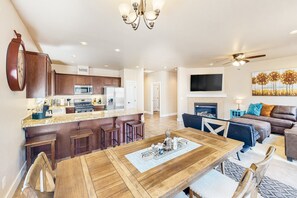 Interior - Stylish all-season home with dog-friendly yard, patio, central AC & washer/dryer (Flagstaff)