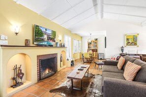 Smart TV, fireplace, DVD player - Charming desert getaway with lush garden, private pool & spa - close to downtown (Palm Springs)