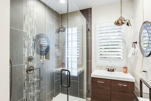 Shower, hair dryer, towels - Charming desert getaway with lush garden, private pool & spa - close to downtown (Palm Springs)