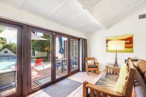 Interior - Charming desert getaway with lush garden, private pool & spa - close to downtown (Palm Springs)