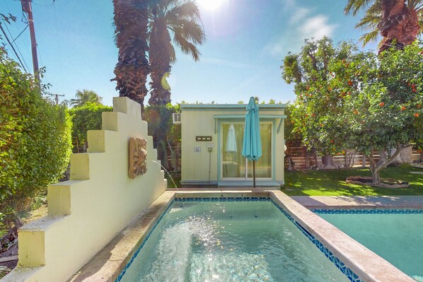 A heated pool - Charming desert getaway with lush garden, private pool & spa - close to downtown (Palm Springs)