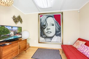 Smart TV, fireplace, DVD player - Charming desert getaway with lush garden, private pool & spa - close to downtown (Palm Springs)