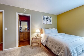 3 bedrooms, desk, iron/ironing board, free WiFi - Two-story home with large deck & patio, air hockey, near golf courses (Flagstaff)
