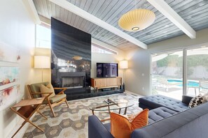 Smart TV, fireplace, DVD player - Completely-updated, family-friendly home w/ private pool and spa (Palm Springs)
