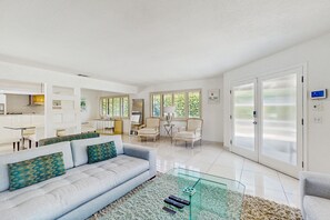Smart TV, fireplace, DVD player - Modern, Dog-Friendly Home in a Quiet Neighborhood w/ Private Pool (Palm Springs)