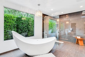 Shower, hair dryer, towels - Mid-century modern estate with a pool, hot tub, gourmet kitchen, and fireplace (Palm Springs)