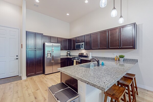 Fridge, microwave, oven, stovetop - Elegant home with mountain views, bbq grill, games, & bikes (Flagstaff)