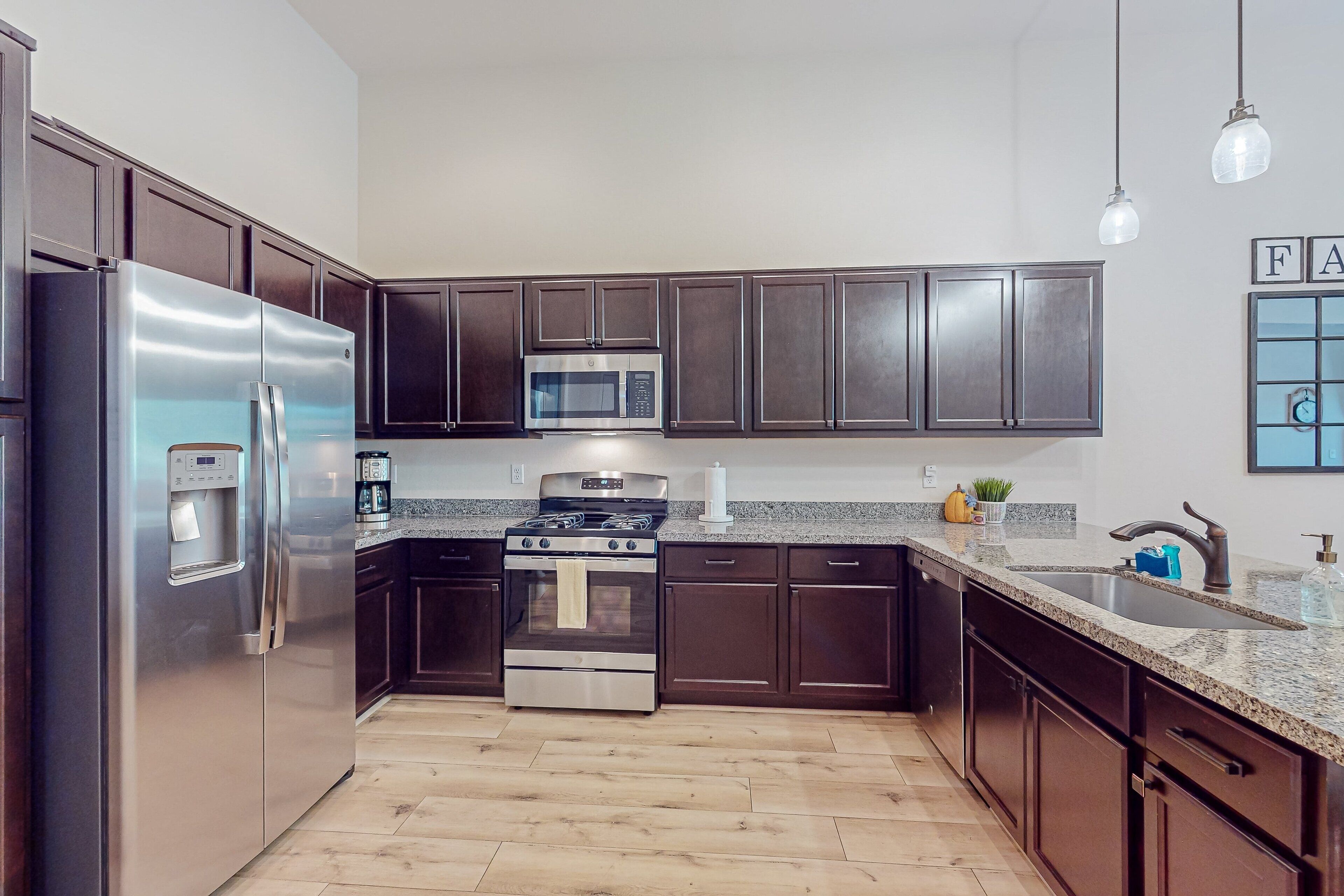Coffee/tea maker, fridge, microwave, oven