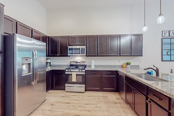 Coffee/tea maker, fridge, microwave, oven