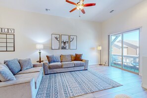 Smart TV, fireplace, ping pong, books - Elegant home with mountain views, bbq grill, games, & bikes (Flagstaff)