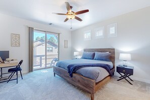 4 bedrooms, desk, iron/ironing board, free WiFi - Elegant home with mountain views, bbq grill, games, & bikes (Flagstaff)
