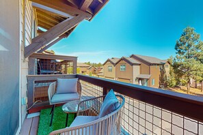Terrace/patio - Elegant home with mountain views, bbq grill, games, & bikes (Flagstaff)