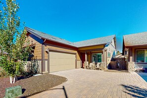 Exterior - Elegant home with mountain views, bbq grill, games, & bikes (Flagstaff)