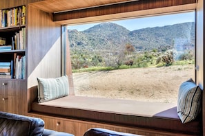 Interior - Desert stunner in Joshua Tree with mountain view - near town & park entrance (Joshua Tree)