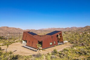 Exterior - Desert stunner in Joshua Tree with mountain view - near town & park entrance (Joshua Tree)