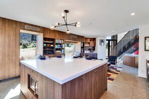 Interior - Desert stunner in Joshua Tree with mountain view - near town & park entrance (Joshua Tree)