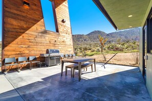 Outdoor dining - Desert stunner in Joshua Tree with mountain view - near town & park entrance (Joshua Tree)