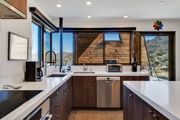 Fridge, microwave, oven, stovetop - Desert stunner in Joshua Tree with mountain view - near town & park entrance (Joshua Tree)