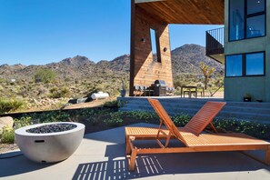Terrace/patio - Desert stunner in Joshua Tree with mountain view - near town & park entrance (Joshua Tree)