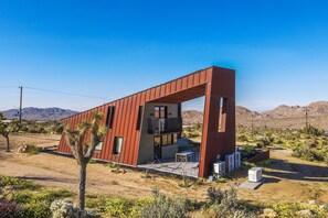 Exterior - Desert stunner in Joshua Tree with mountain view - near town & park entrance (Joshua Tree)
