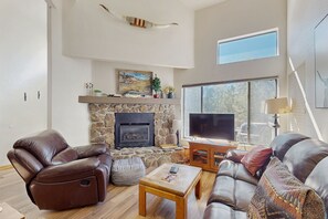 Smart TV, fireplace - Comfy townhome with balcony, patio, fireplace, grill & W/D - quiet location (Flagstaff)