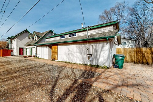 Downtown guest house with yard, grill, streaming, fireplace, & washer/dryer