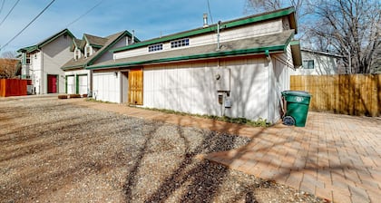 Downtown guest house with yard, grill, streaming, fireplace, & washer/dryer