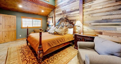 Downtown guest house with yard, grill, streaming, fireplace, & washer/dryer