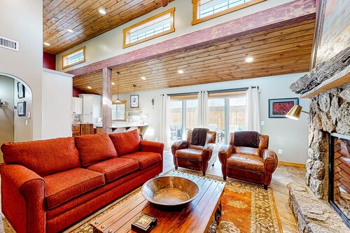 Downtown guest house with yard, grill, streaming, fireplace, & washer/dryer