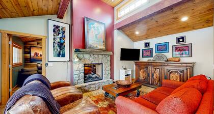 Downtown guest house with yard, grill, streaming, fireplace, & washer/dryer
