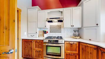 Coffee/tea maker, fridge, microwave, oven